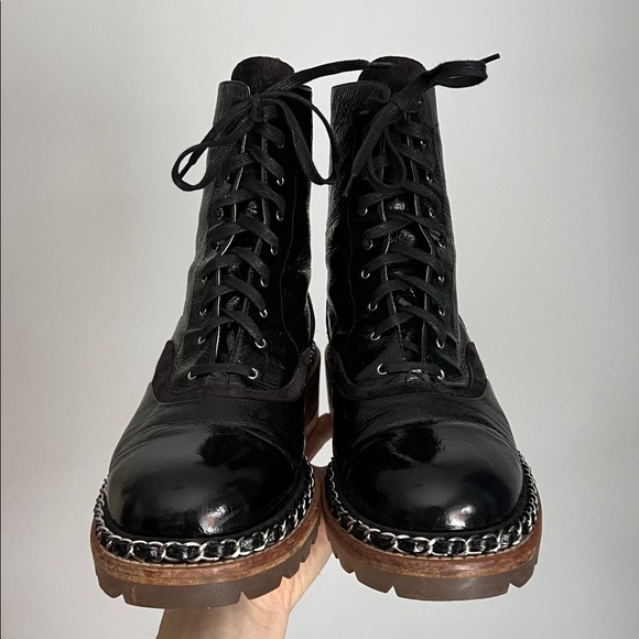 Chanel black patent leather chain link trim accent ankle boots combat booties 40 - Picture 5 of 16